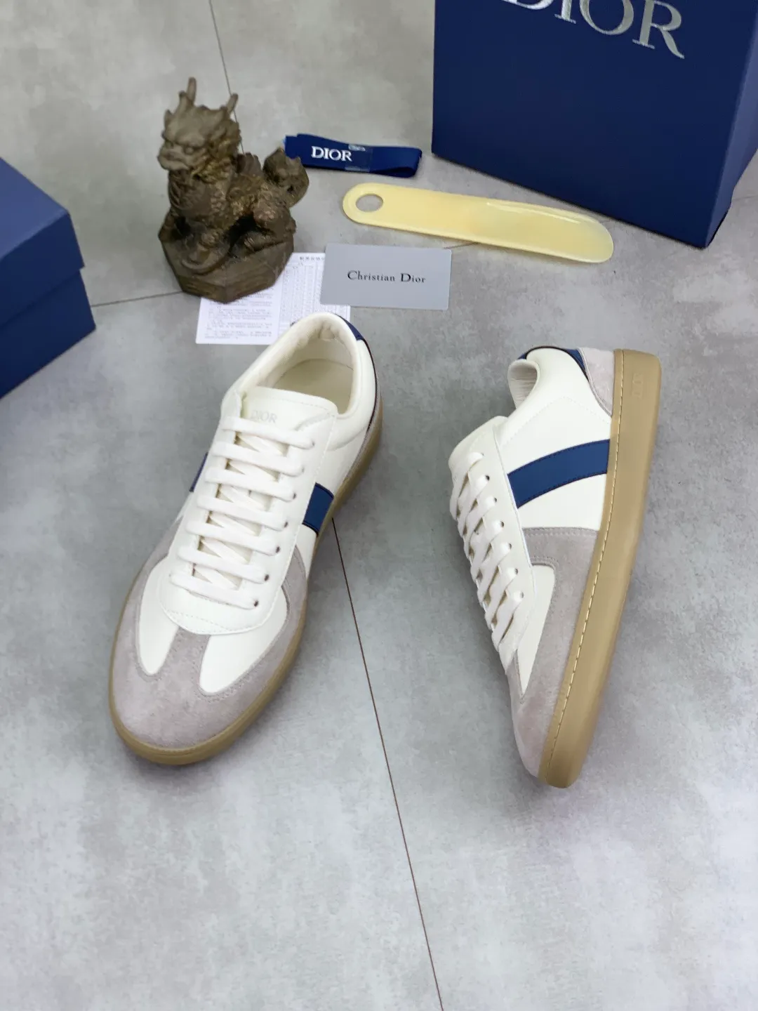 Men's shoes 💰P360 New Dior B01 moral training shoes, white first-layer cowhide, original molded outsole. New to the fall collection, this sneaker marks the return of a Dior classic, reinterpreted in a stylish and elegant silhouette. Crafted from white smooth first-grain cowhide with a tonal silk sheepskin lining, it features the Dior logo on the tongue and inner sides, and a CD icon on the heel. Paired with Tpu anti-slip soles of the same color, it can be matched with various styles to create a sophisticated look.  Code number: 38-44
